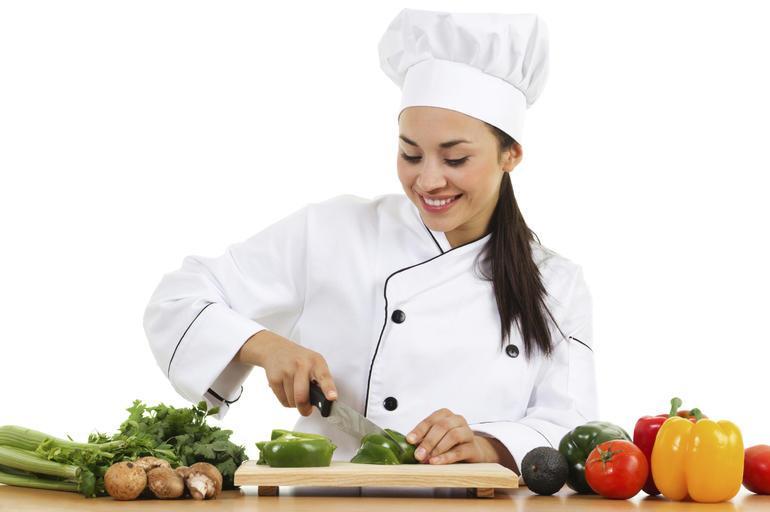 Nhân viên phụ bếp và bếp salad