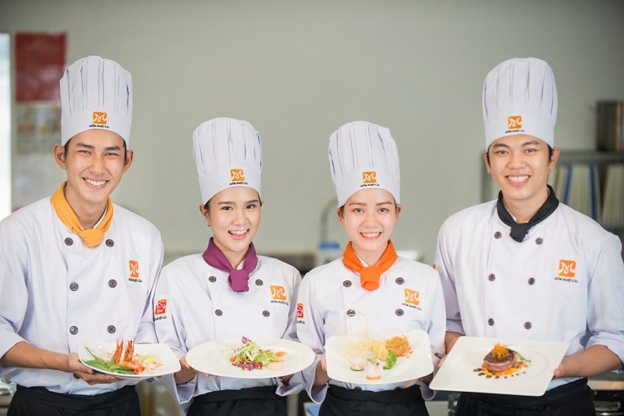 Nhân viên bếp nấu Á 